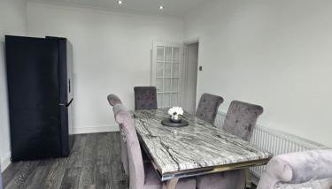 Spacious 3 Bed House with Garden,On-site Free Parking,WIFI - Foto 4