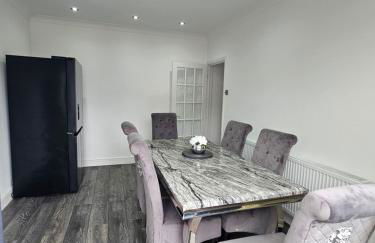 Spacious 3 Bed House with Garden,On-site Free Parking,WIFI - Foto 4