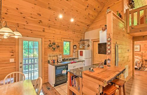 Rustic Andrews Cabin Rental with Deck and Fire Pit! - Foto 8