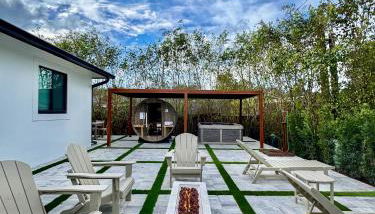 Velvet Bloom - Bubbling Spa Retreat with Sauna & Jacuzzi - Photo 1