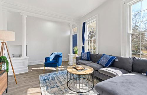 Casa Soleada in East Rock near DT and Yale SOM with FREE Parking and King Bed - Foto 1