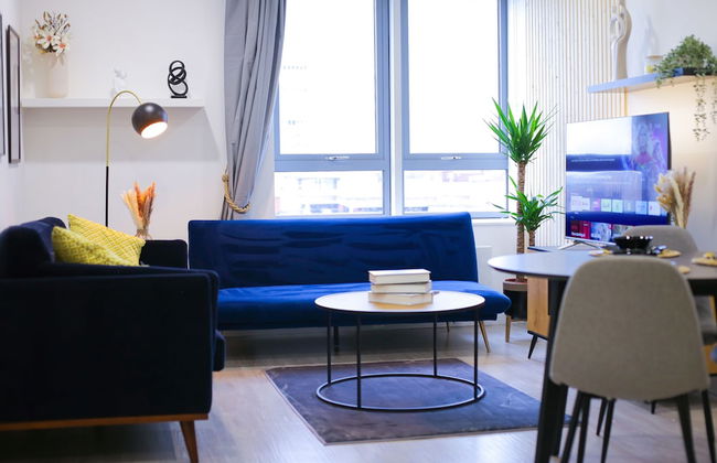 Cozy Luxury City Apartment in Central Bracknell - Photo 1