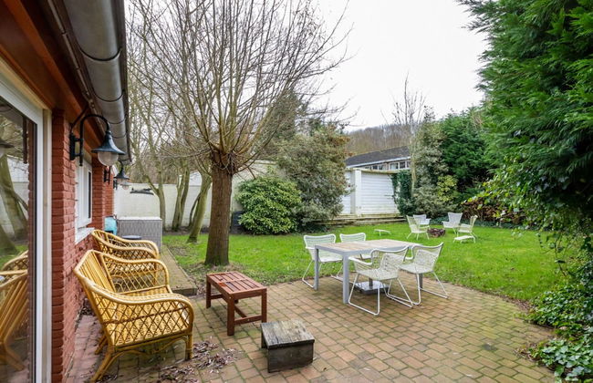 Beautiful Bungalow With Garden - Photo 19