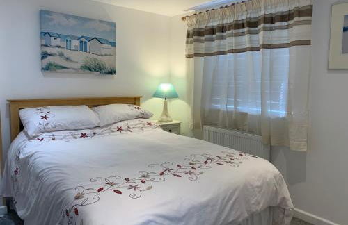 Self contained annex with bedroom bathroom sitting room and kitchenette - Photo 1