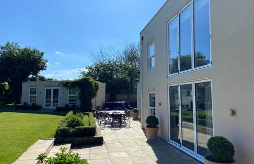 Large Country House with Hot Tub, Pool Table, and Log Burner - Photo 4