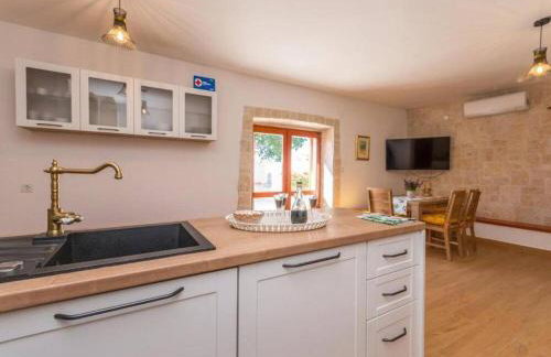 The Grandfather's courtyard villa with heated pool - Foto 26