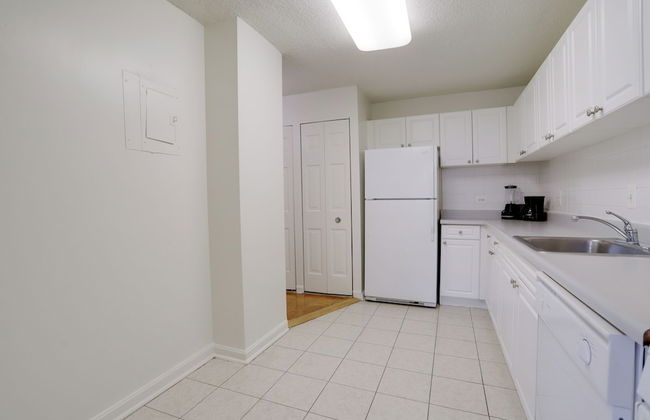 Convenient Apt Near Airport - Photo 21