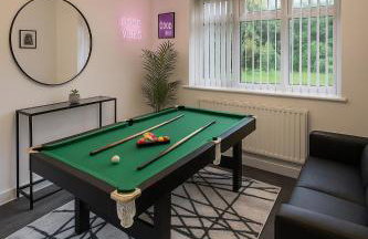 Bright Haven 6 Mins to Airport with Driveway & Garden Sleeps 7 - Foto 4