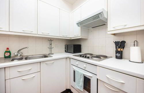 Spacious 1BR Steps from London Bridge & The Shard - Photo 12