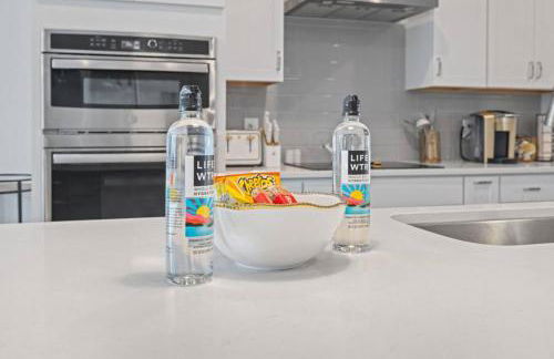 NEW Luxury Condo, Rooftop Terrace, EV Charger! - Foto 7