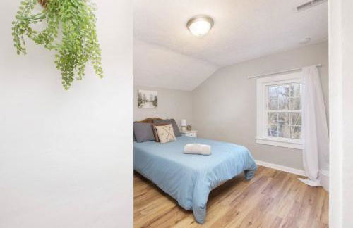 Large 4 Bedroom Home Close to Airport and IX Center - Photo 22