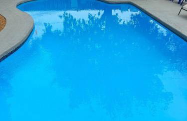 6BR Dream Getaway w Heated Pool & Peaceful Vibe - Photo 16