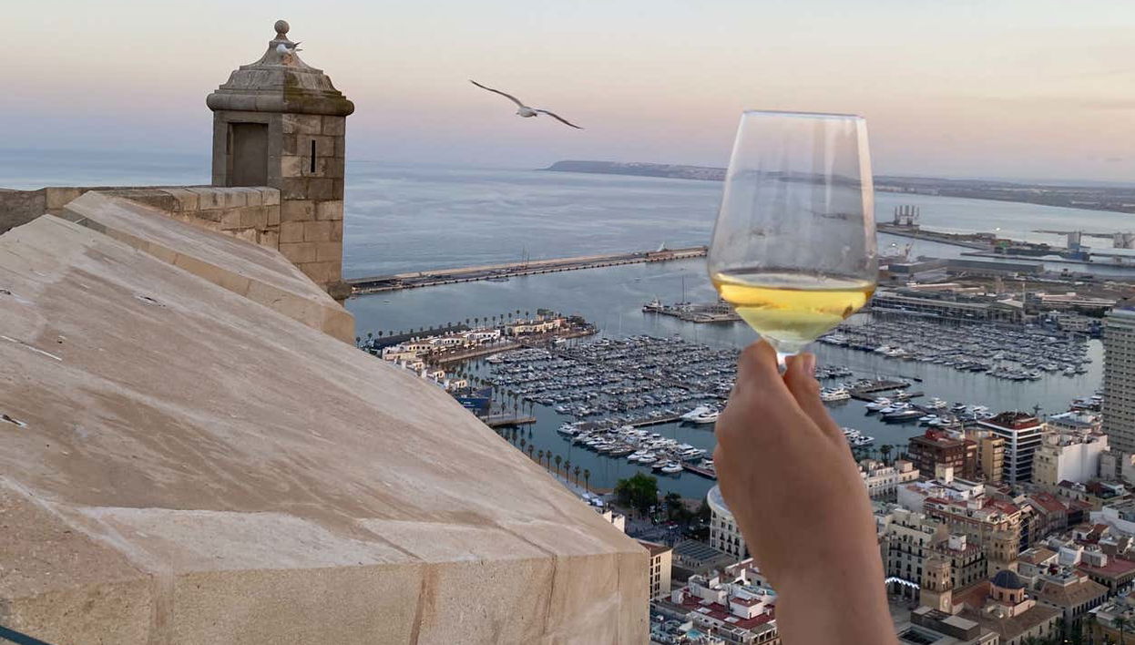 Admirez la vue depuis le château de Santa Barbara