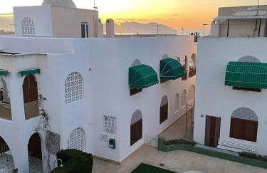 Studio with pool and sunrise view at 10 min beach walk - Foto 21