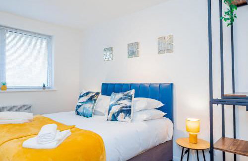 Spacious Home near Heathrow & Windsor with Parking - Photo 4