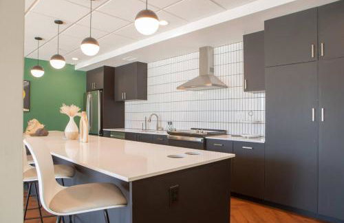 Chic East Side 1BR Apt with Balcony, Pool, and Gym - Foto 48