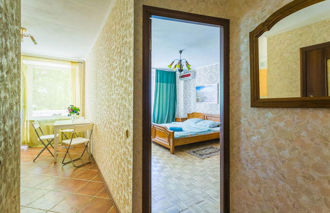 Apartment on Tryokhgorny Val - Photo 2