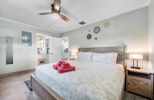 Boho Tiki Villa w Heated Saltwater Pool, King Beds & 6TVs - Photo 14