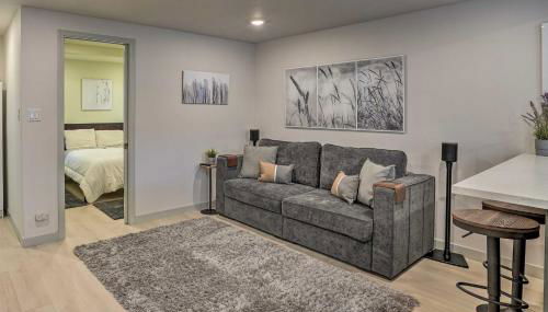 Ideally Located Oakland Home with Private Yard! - Photo 5