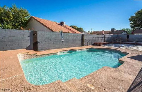 Heated Salt Pool, BBQ, Movie Projector, Stereo, Billiards Table, Arcade Game, Darts - Stone Sanctuary NW at Childrens Memorial Park, Pool Heat Optional - Foto 6