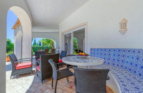 Golfinhos - MAGNIFICENT & SPACIOUS 5 BEDROOM VILLA - Foto 114