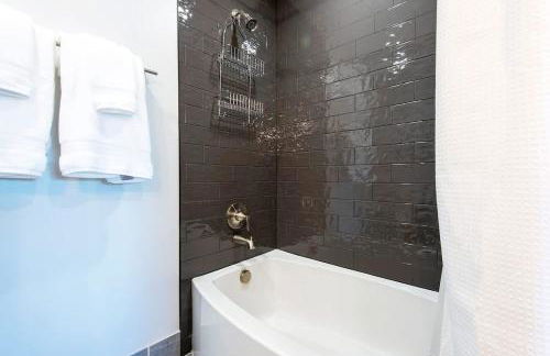 Unique Townhome 2 Car Garage & AC - Foto 13