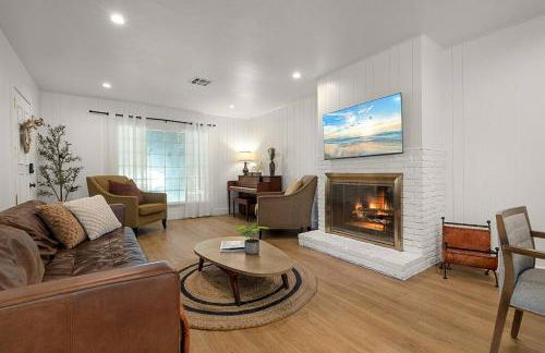 1970s Style Cozy Home with Fireplace Yard and Hot Tub - Foto 26