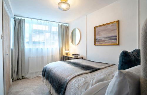 4BR Home and Parking with CCTV Contractors & Family - Photo 10