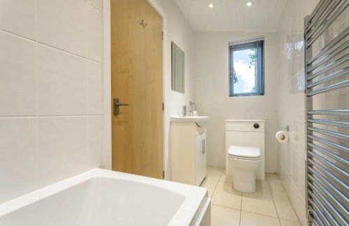 Secluded, New Forest Riverside Lodge - Photo 19