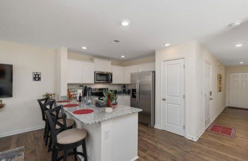 Stylish 3BR Getaway across Bristol Speedway - Foto 28