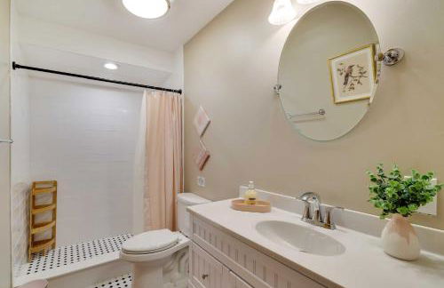 Dock and Fire Pit Lakefront Poconos Retreat! - Foto 17