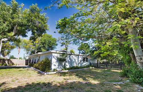 Pet Friendly & Firepit Minutes to Beach Sleeps 6 - Foto 41