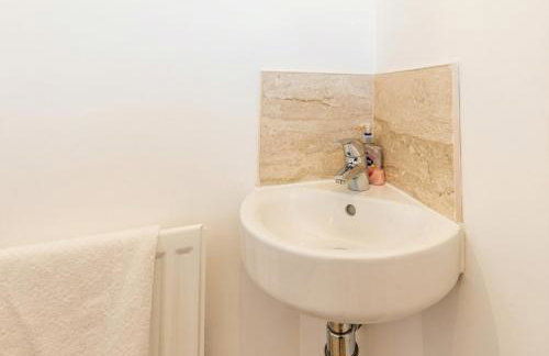 Family-Friendly 4-Bedroom House in Moston with Parking and Garden - Foto 37