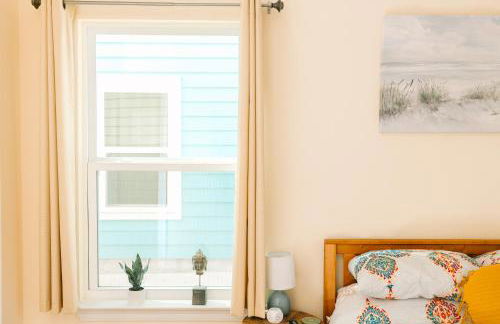 Walk Downtown, Private Parking, Short Drive to Beach & NAS - Foto 13