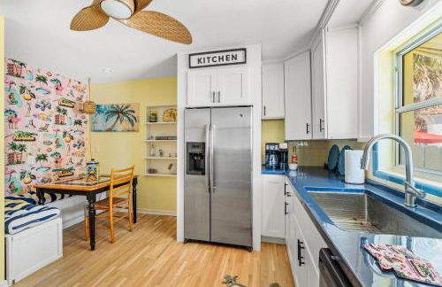 Visit Nonna's Beach Cottage & Enjoy the Sunshine with a Short Walk to the Beach! - Foto 10