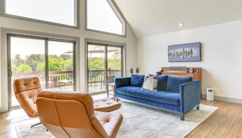 Walk to Bethel Woods Family Home with Deck and Views! - Foto 4