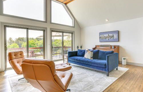 Walk to Bethel Woods Family Home with Deck and Views! - Foto 4