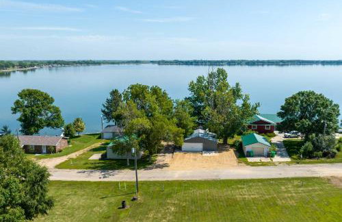Lakefront Cabin with Patio and Views in Lake Norden - Foto 31
