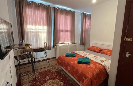 LARGE SELF CATERING HOUSE WITH WiFi CLOSE TO TRANSPORTS - Photo 6