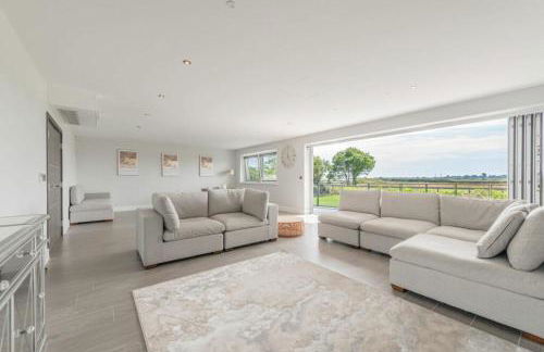 Modern 5 Bedroom Luxury Home with Sea Views and Hot Tub - Photo 17