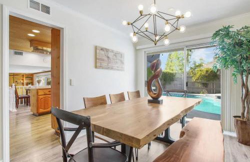 Charming Villa with Backyard Oasis Close to Beach - Foto 7