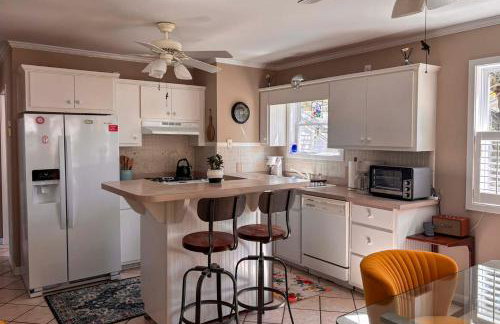 2 Mi to Atlantic Beach Coastal Retreat with Deck - Foto 9