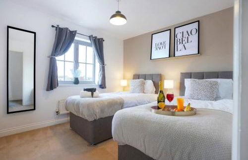 Grange House with Free Parking, Garden, Superfast Wifi and Smart TVs with Netflix by Yoko Property - Photo 4