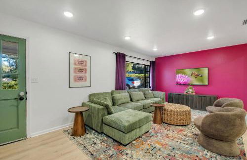 Spacious 4BD - Central Stay with Backyard & Games - Foto 17