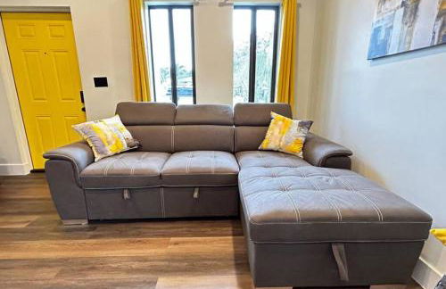 Sunny Delight Home Near Airport - Photo 51