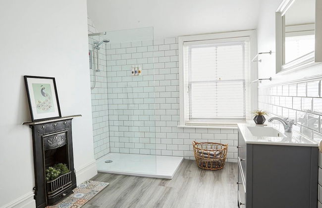 Chic Top Floor Apartment in the Heart of Westbourne Arcade - Foto 3