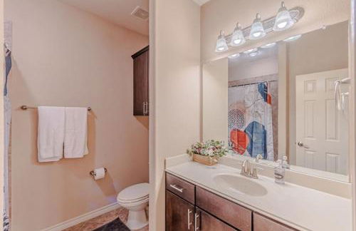 The Castle by the Lake with Pool and Balcony near Grandscape - Foto 57