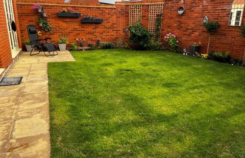 Brackley near Silverstone Grand Prix 3 double bed family home - Photo 11