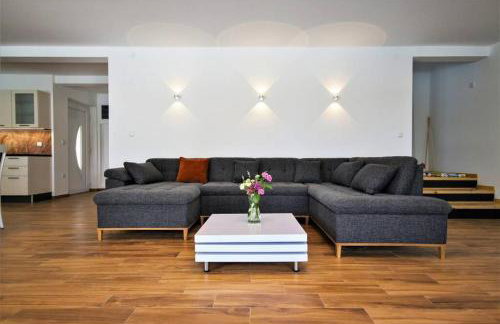 New Villa with Pool - Foto 16