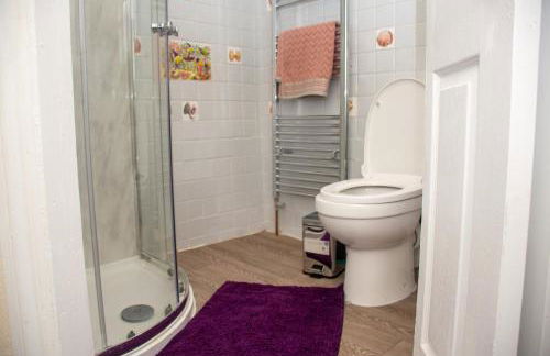 Royale Green View House- free parking, Wifi, Perfect for Contractors and Holiday - Photo 25